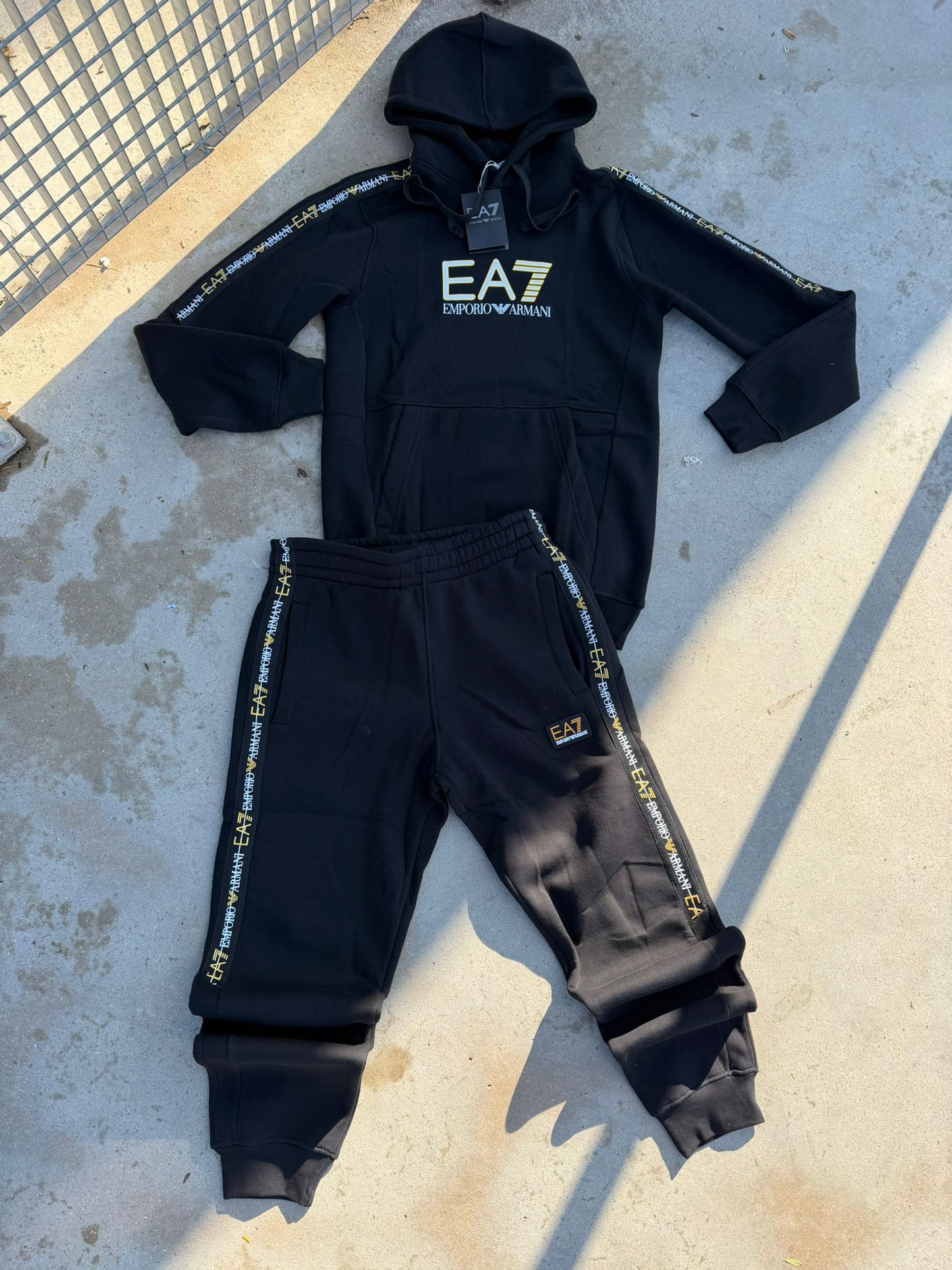 Chandal Armani EA7 Black Gold